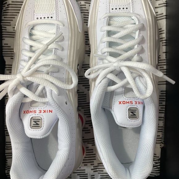 Nike Shox R4
White Phantom Picante Red (GS)
6y-7.5w - Picture 5 of 7